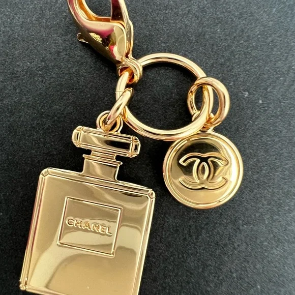 CHANEL Authentic 2023 NOVELTY HOLIDAY
No*5 PERFUME BOTTLE & CHANEL CHARM - Picture 5 of 17
